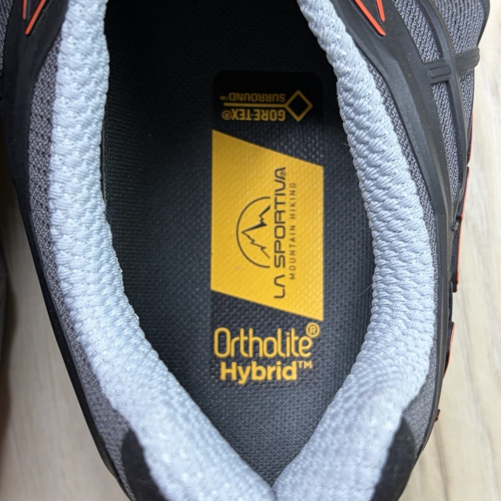 La Sportiva® Men's 10 M AKYRA II Gore-Tex Hiking Shoe in Carbon/Cherry Tomato - Picture 6 of 12